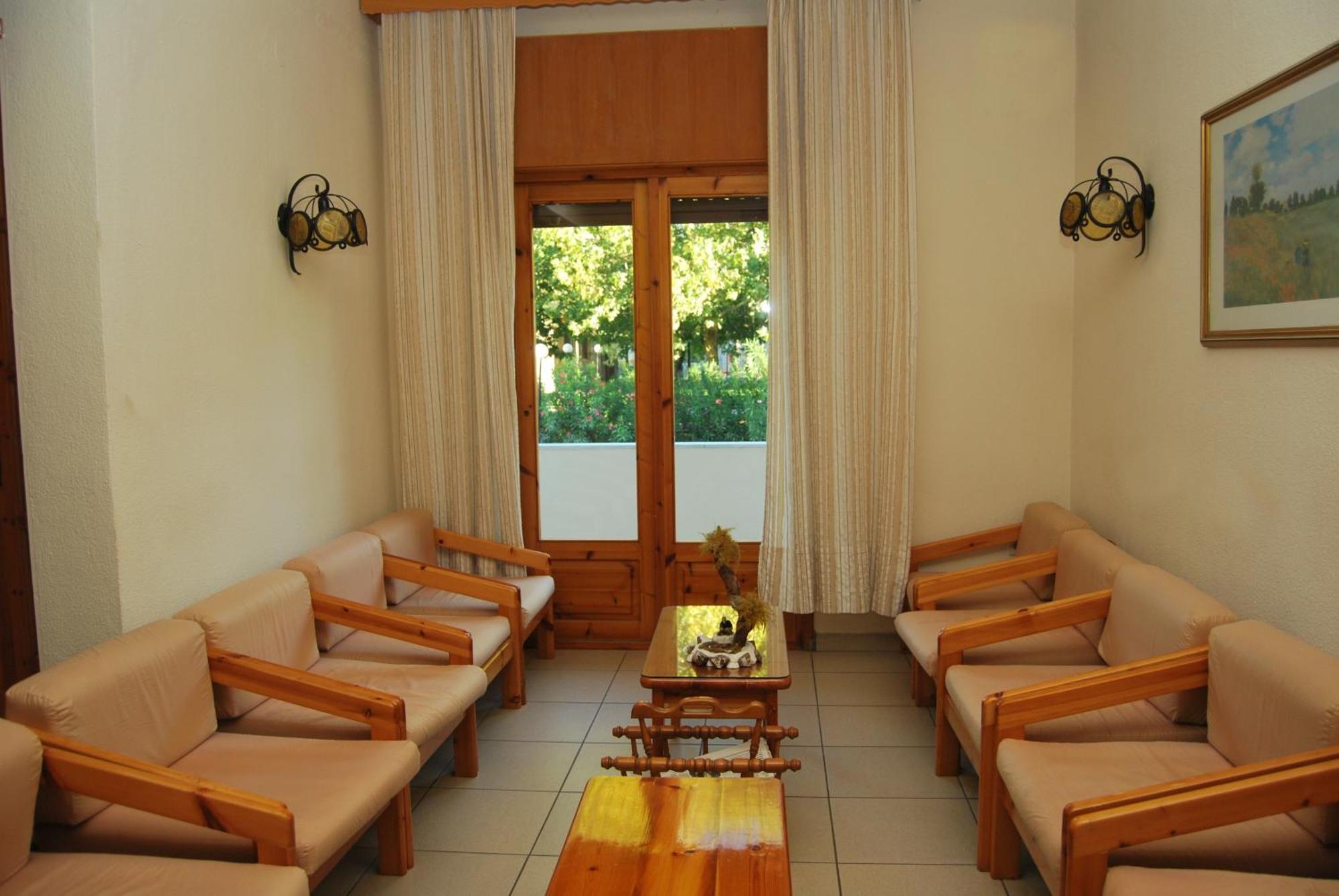 Yannis Hotel Krinídhes エクステリア 写真